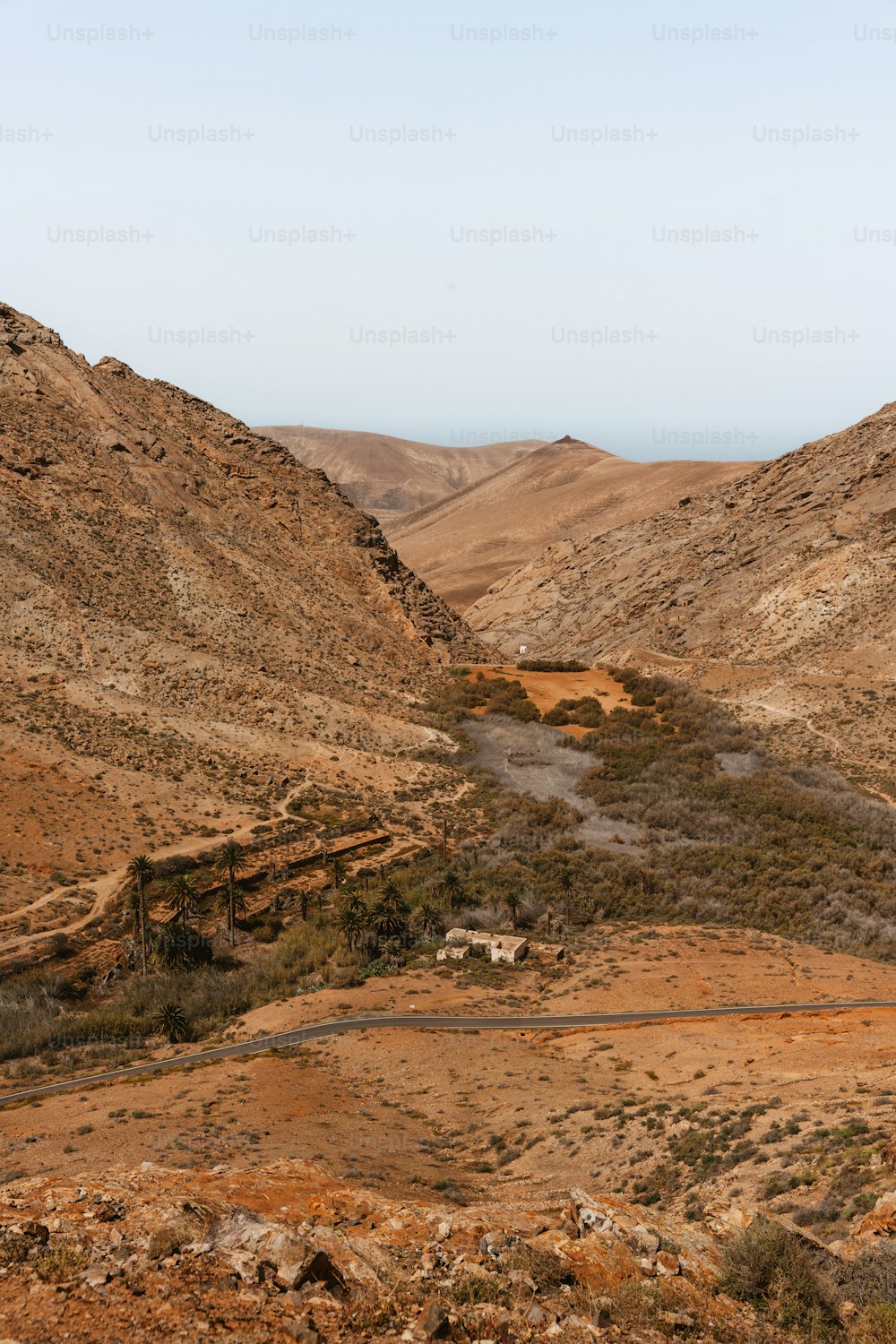 Vue d’une vallée au milieu d’un désert