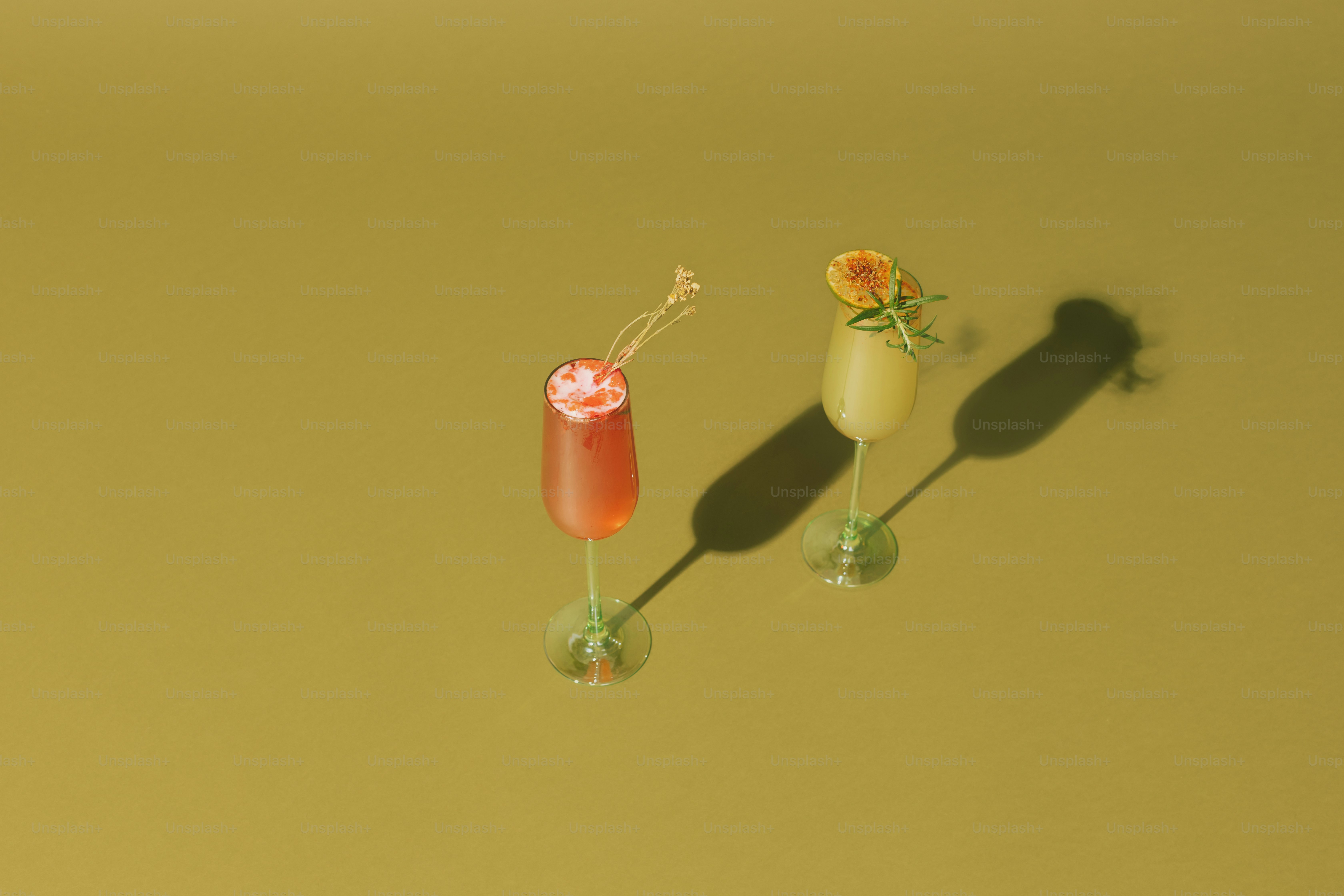 ein paar Gläser, die auf einem Tisch stehen