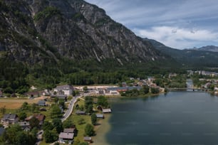 Una vista aérea de un pequeño pueblo junto a un lago