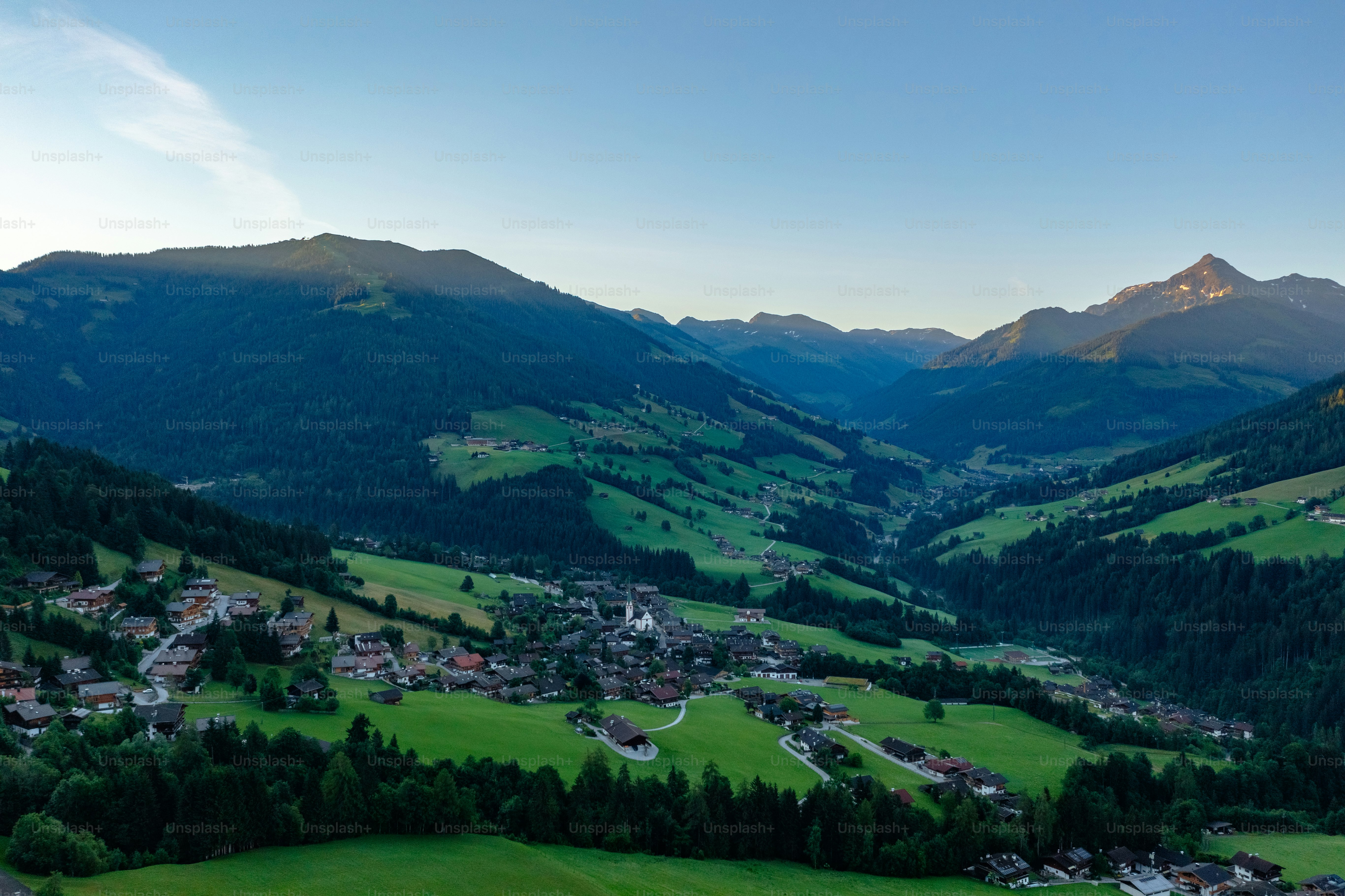Ein malerischer Blick auf ein Dorf in den Bergen