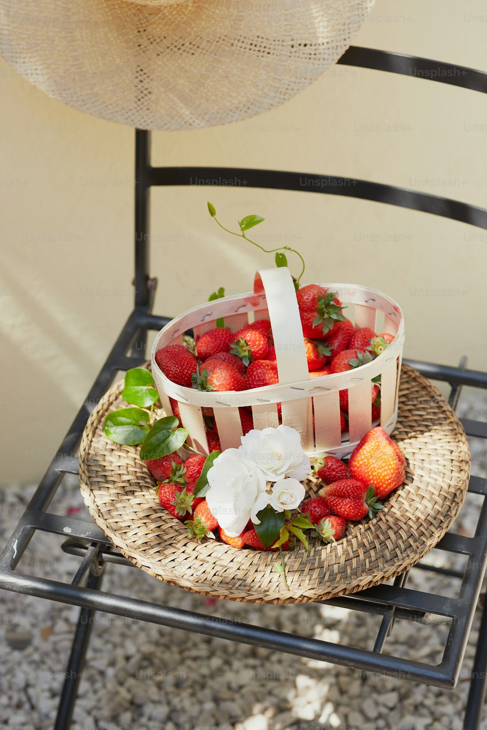 un panier de fraises sur une chaise