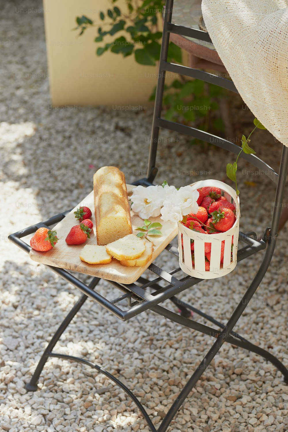 ein Tisch mit einem Korb mit Erdbeeren darauf