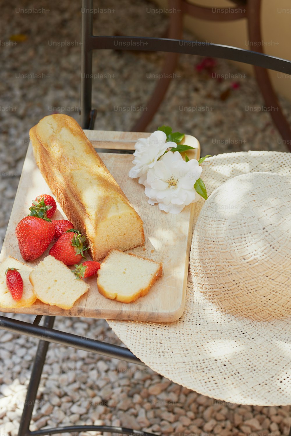 테이블 위에 빵 한 조각과 딸기 몇 개