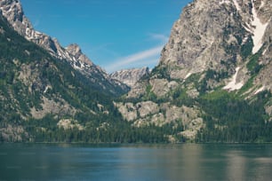 Ein großes Gewässer, umgeben von Bergen