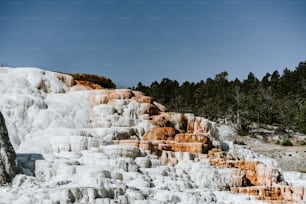 Una montaña cubierta de muchas rocas de diferentes colores