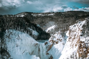 Una gran cascada rodeada de montañas cubiertas de nieve