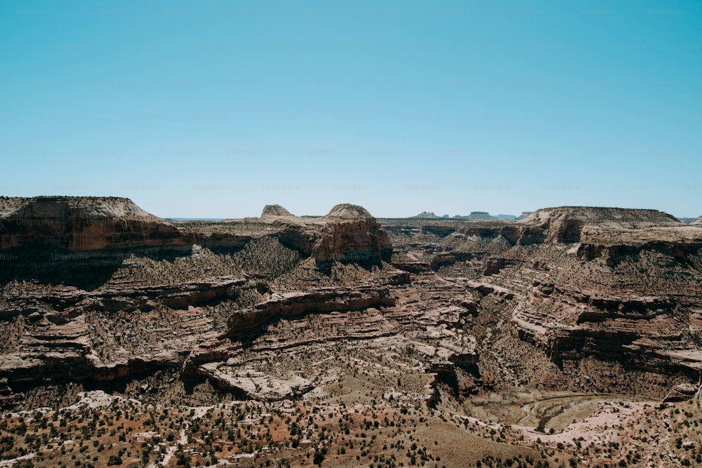 Una vista panorámica de un cañón en el desierto