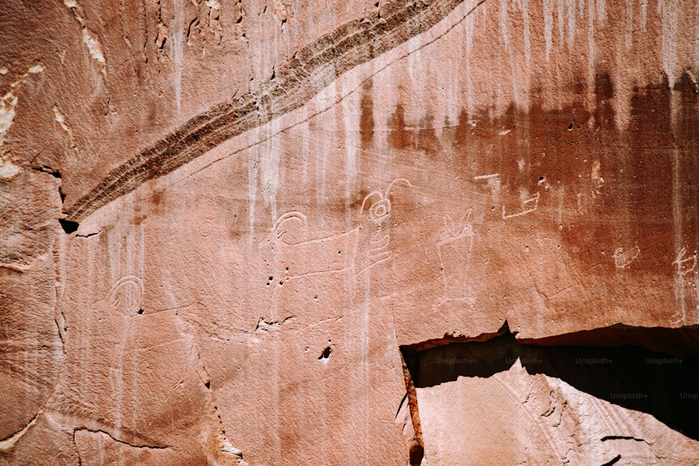 una parete di roccia con alcune scritte su di esso