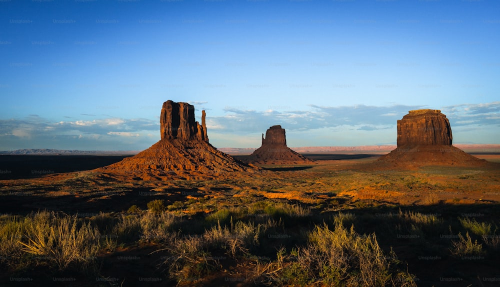 O deserto está cheio de formações rochosas altas