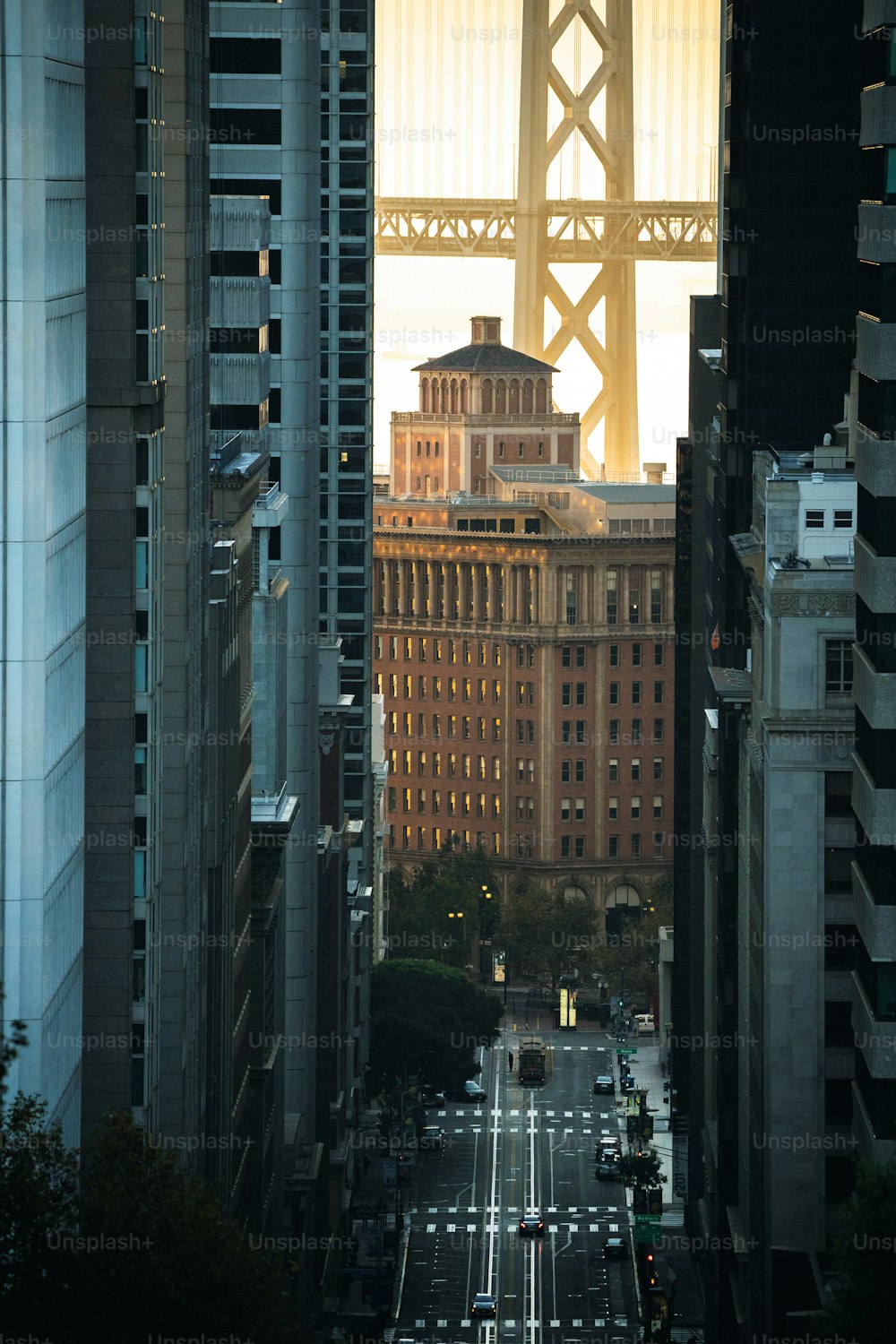 uma vista de uma cidade com uma ponte ao fundo