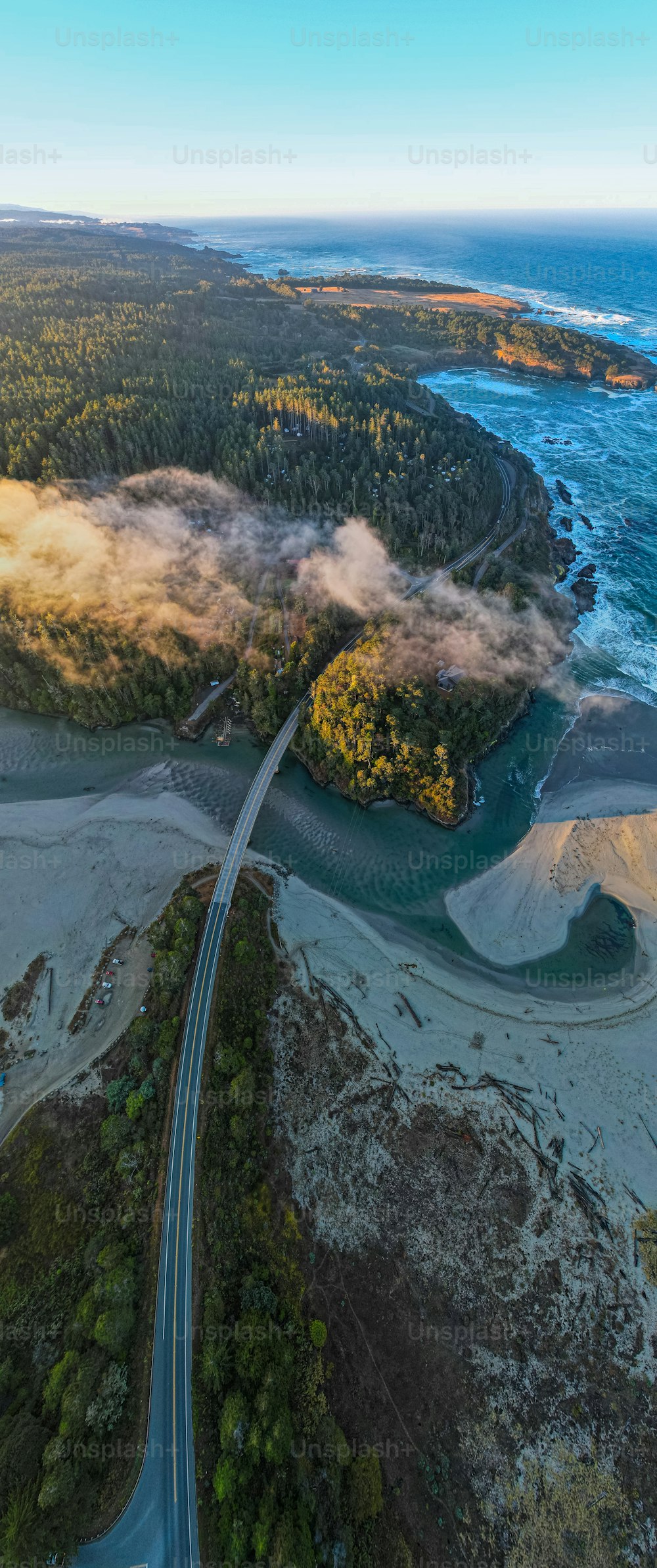 Una vista aérea de una carretera cerca del océano