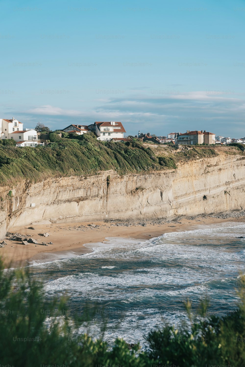 una vista di una spiaggia con case sulla scogliera
