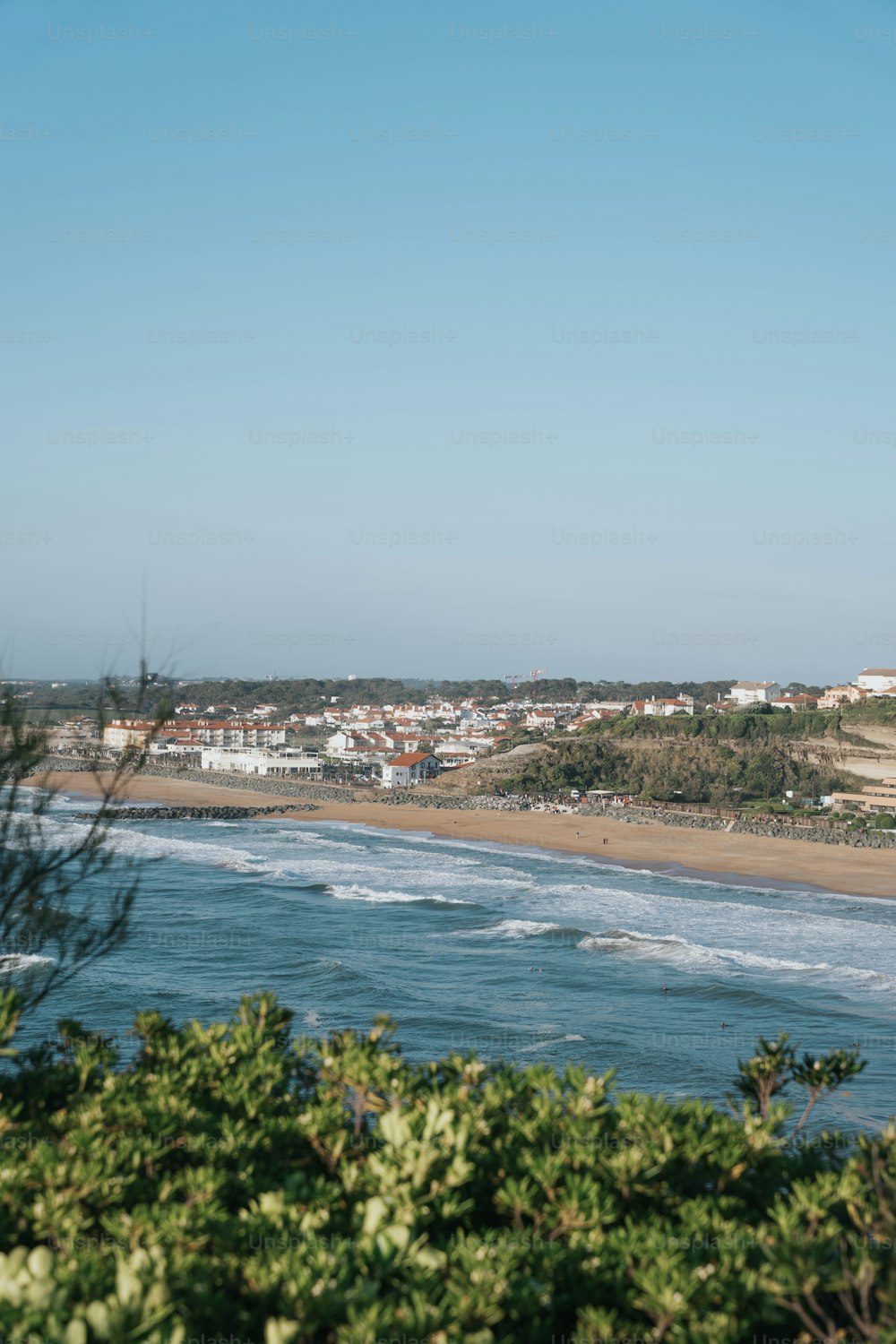 una vista di una spiaggia da una collina