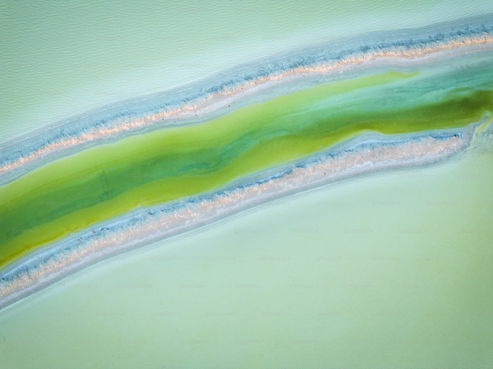 Una pintura de una ola verde y azul