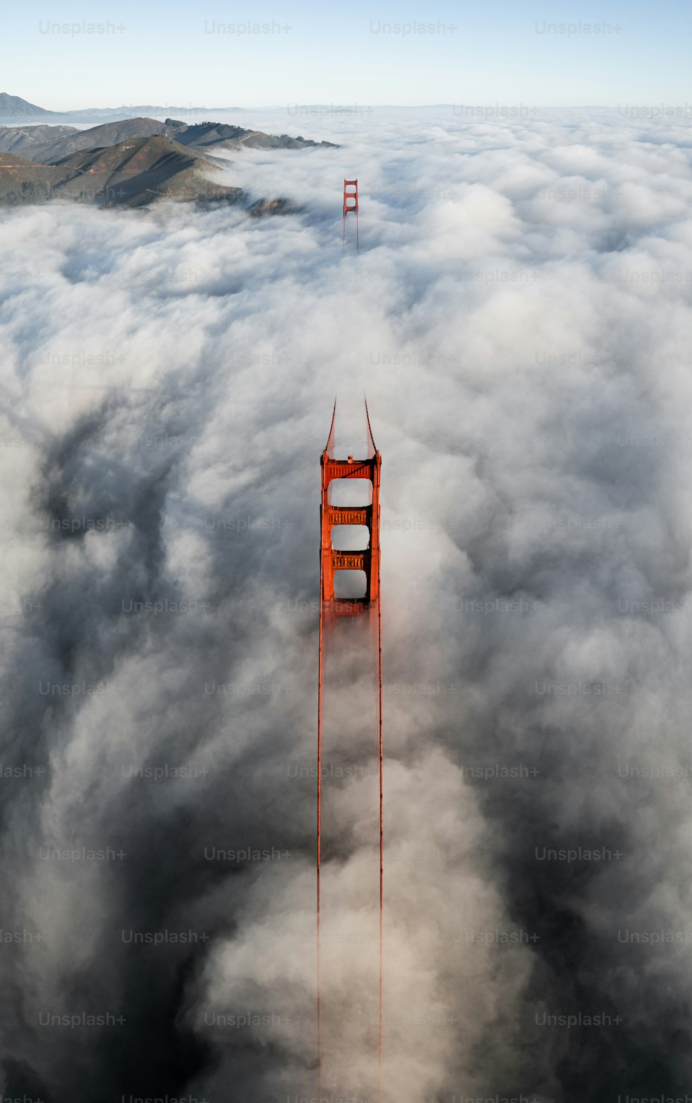 Uma vista aérea da ponte Golden Gate nas nuvens