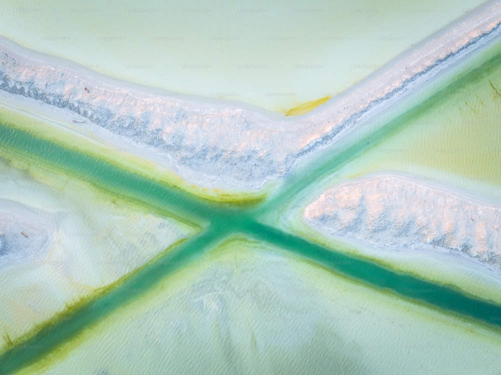 緑と白のエリアの航空写真