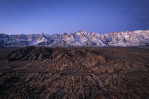 Una vista di una catena montuosa da un aereo