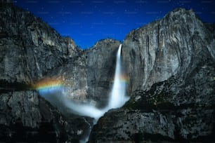 una cascata con un arcobaleno nel mezzo