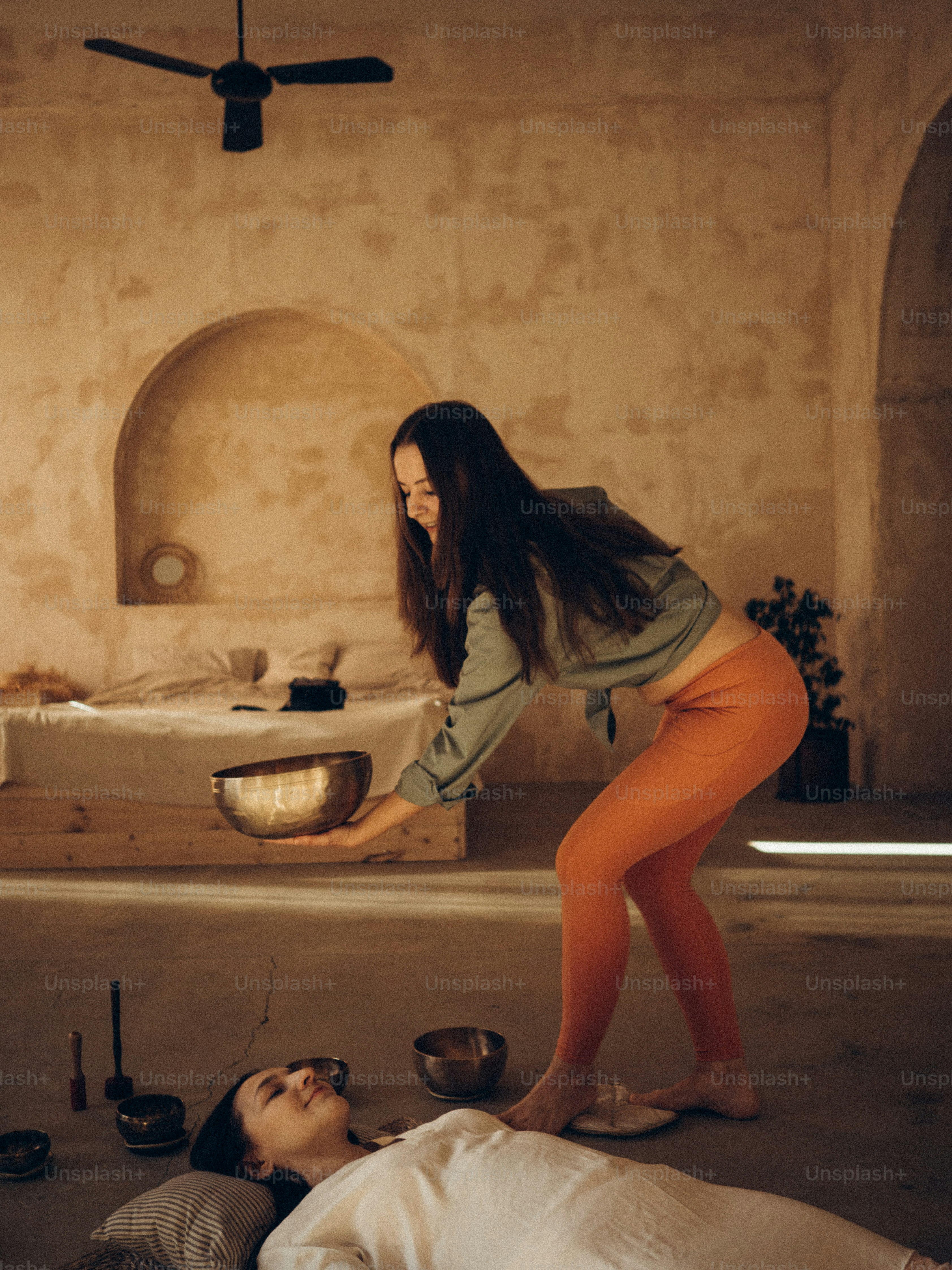 eine frau, die über einer anderen frau steht, die auf dem boden liegt