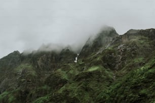 Ein sehr hoher, mit grünem Gras bedeckter Berg