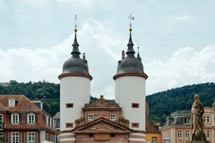 ein paar Türme, die nebeneinander stehen