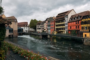Ein Fluss, der neben hohen Gebäuden durch eine Stadt fließt