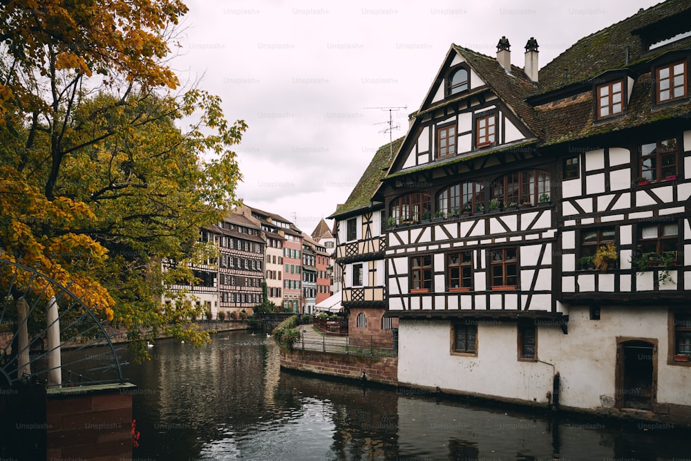 Ein Fluss, der neben hohen Gebäuden durch eine Stadt fließt