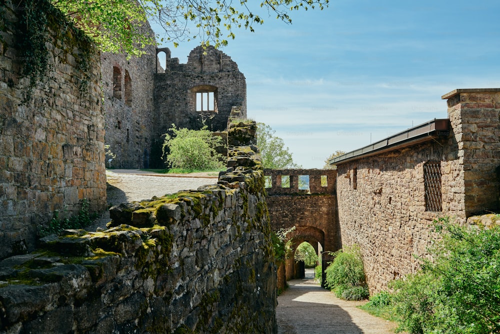 un bâtiment en pierre avec une passerelle en pierre qui y mène