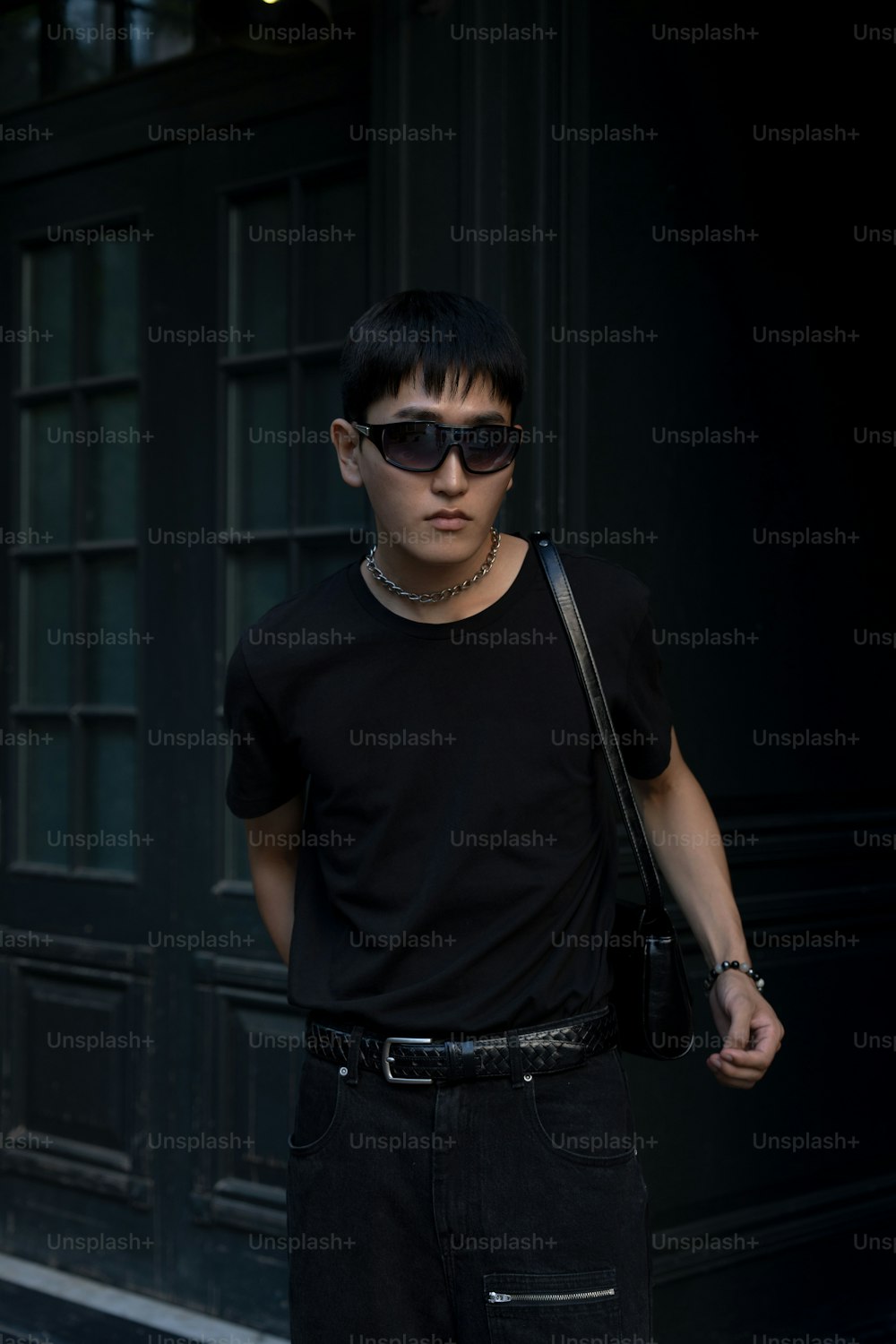 サングラスと黒いシャツを着た若い男