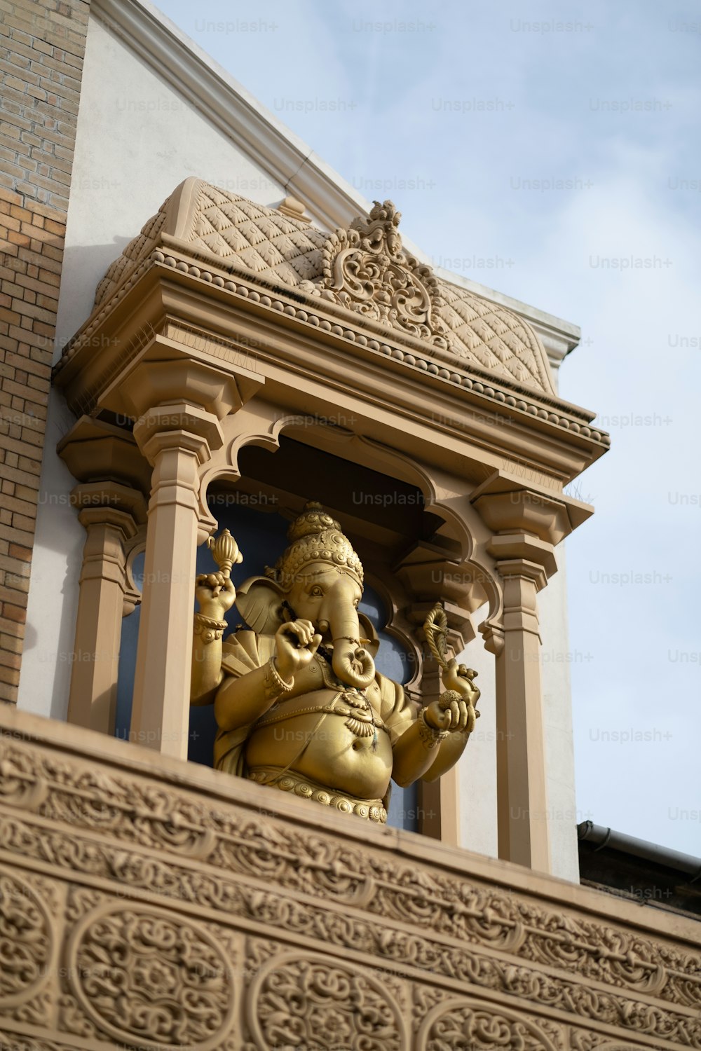 uma estátua dourada de um elefante em um edifício