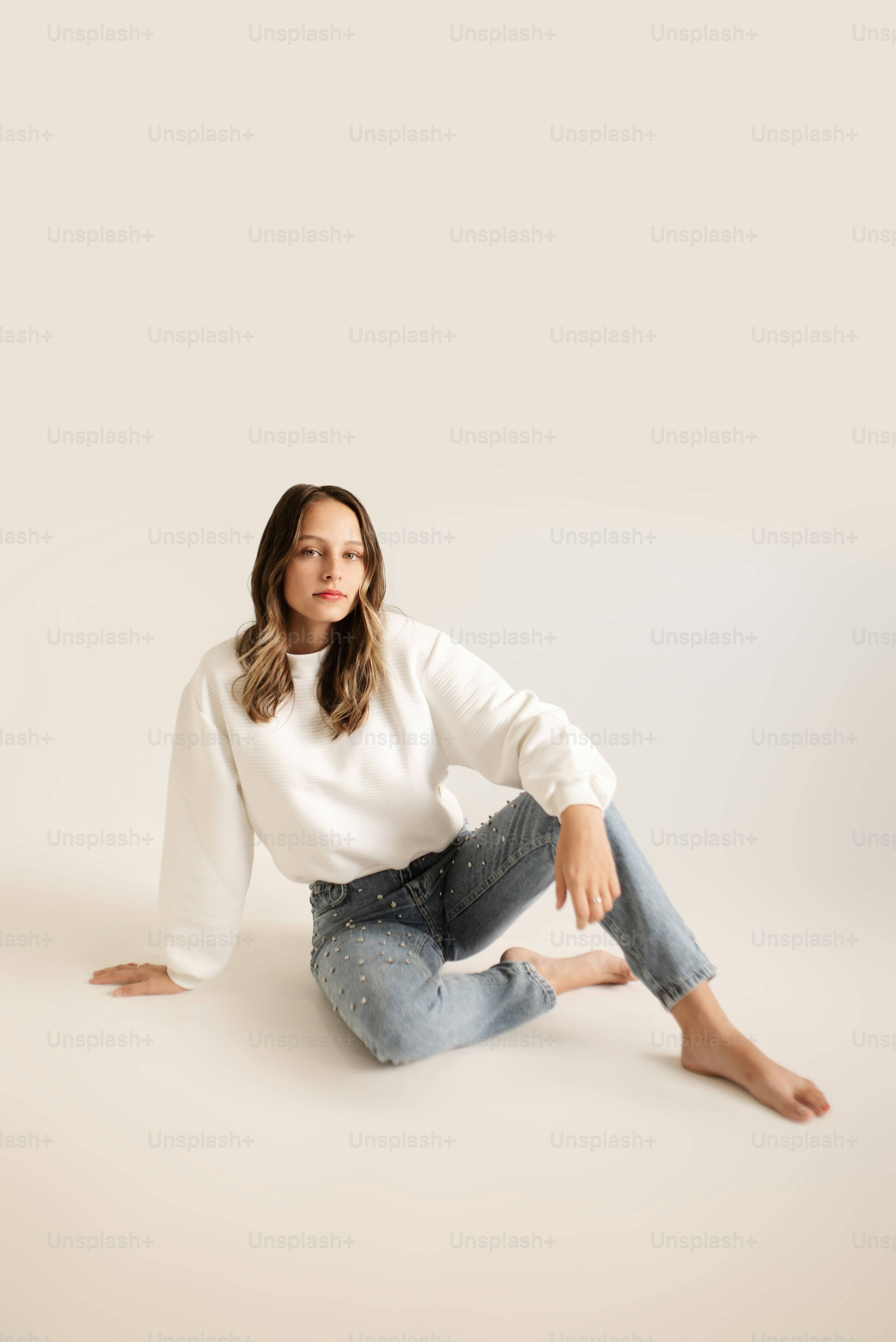 A woman with her hands on her hips photo – Fashion Image on Unsplash