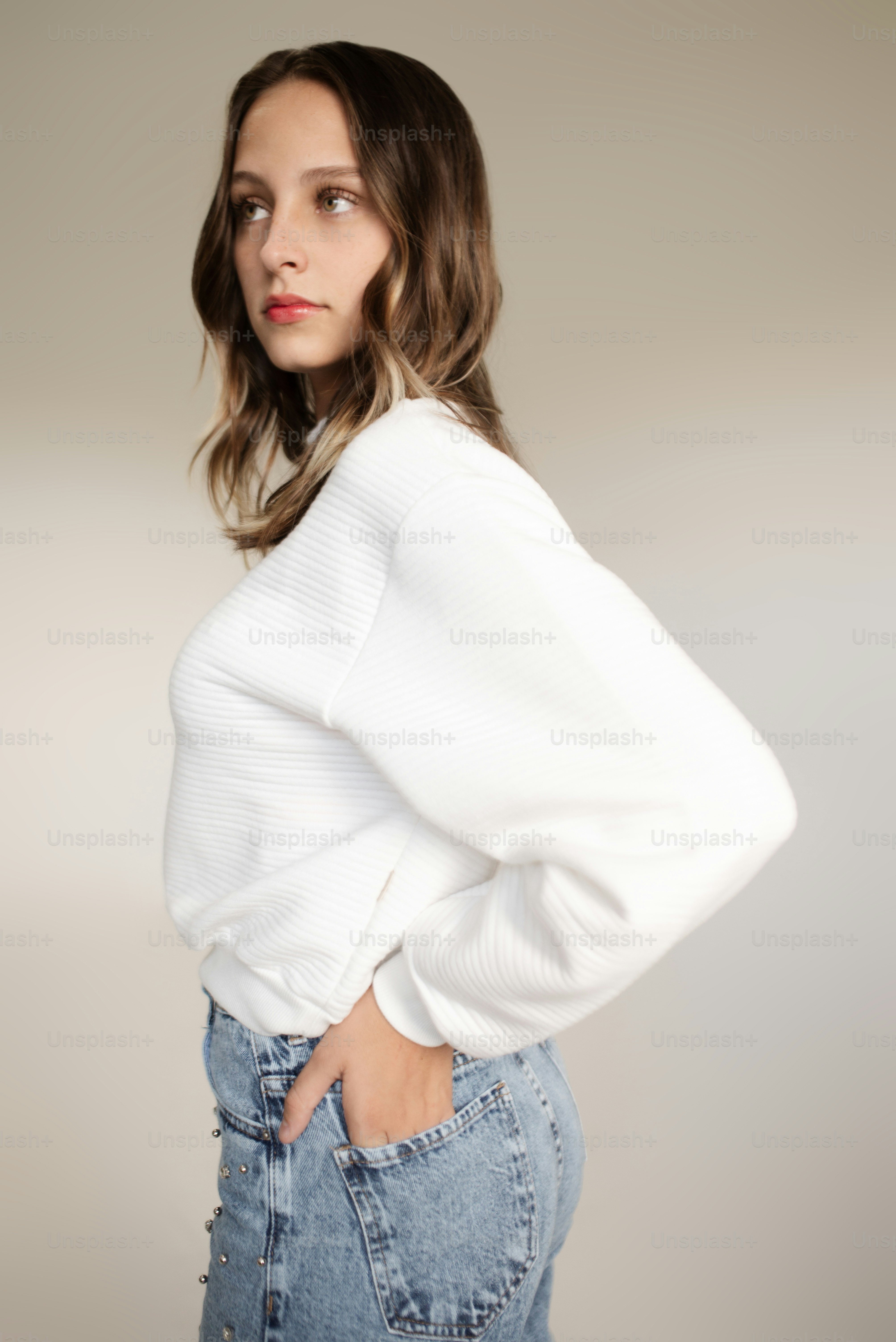 A woman with her hands on her hips photo – Fashion Image on Unsplash
