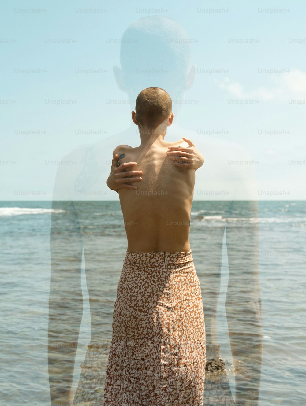 Un uomo in piedi di fronte a uno specchio d'acqua