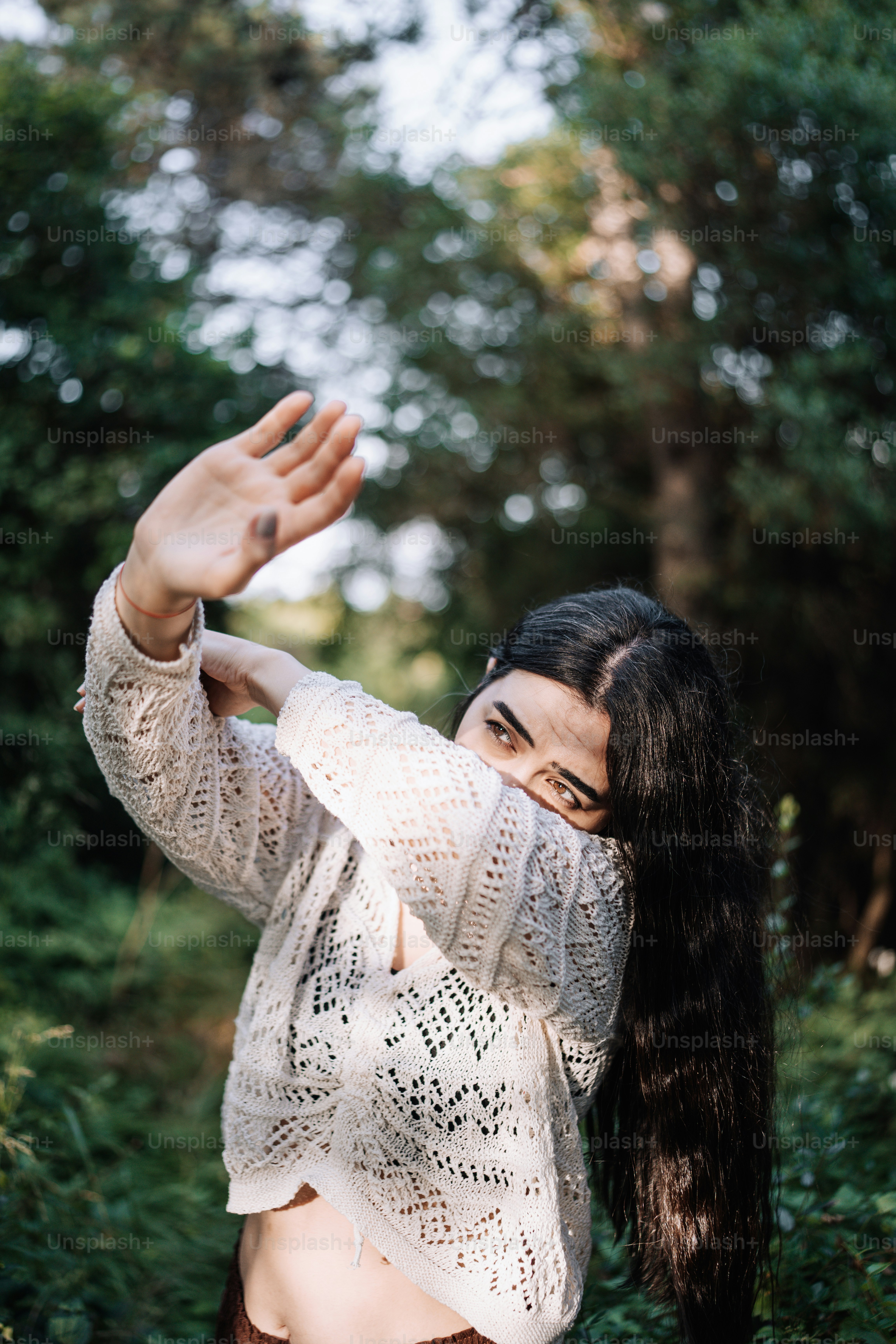Una donna con i capelli lunghi è in posa per una foto