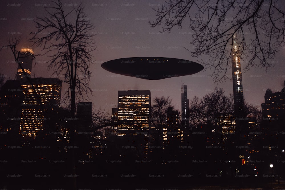 um alienígena sobrevoando uma cidade à noite