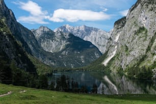 eine Bergkette mit einem See im Vordergrund