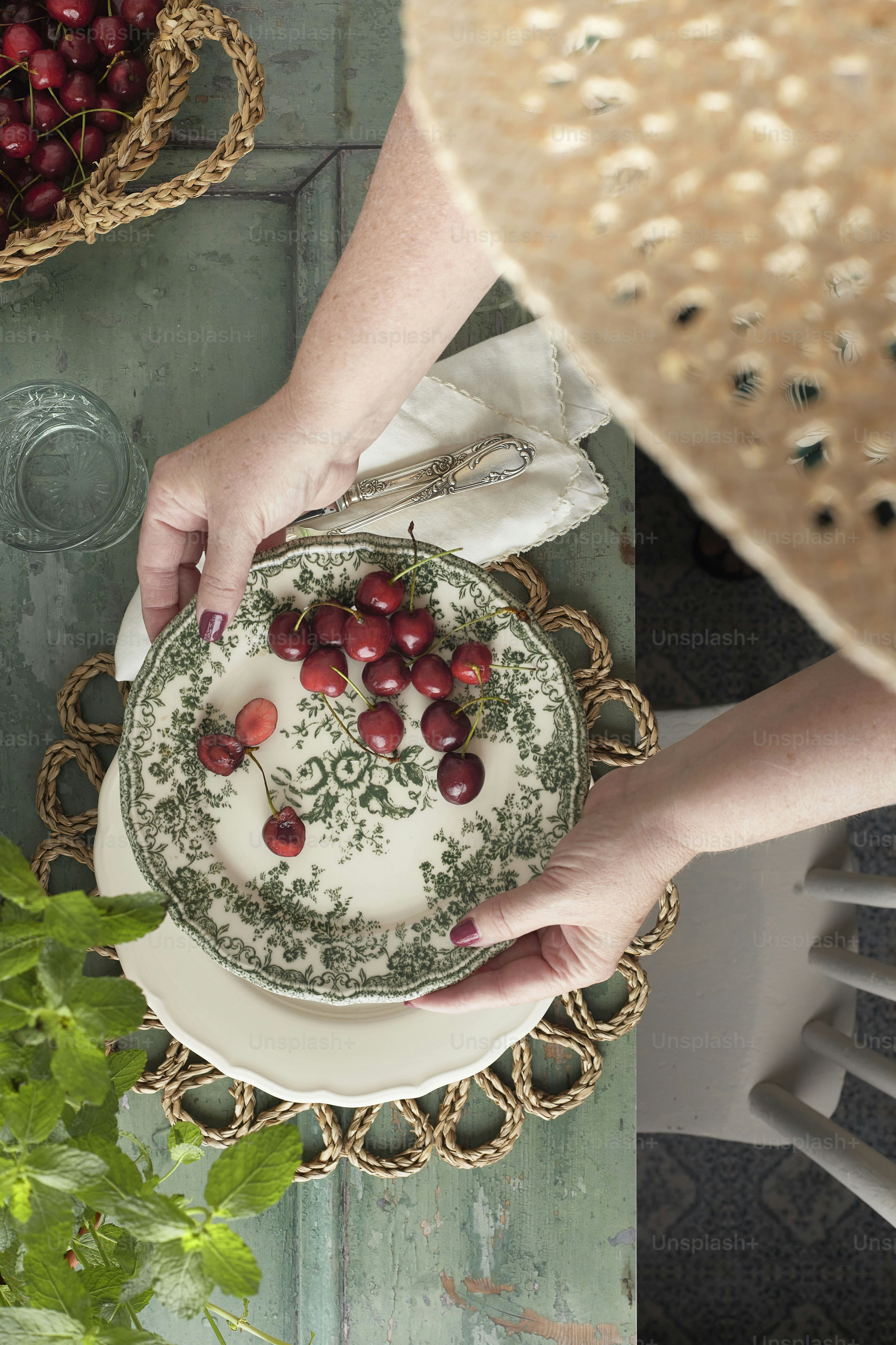 Una mujer sosteniendo un plato con cerezas