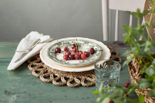 un piatto con ciliegie su di esso seduto su un tavolo