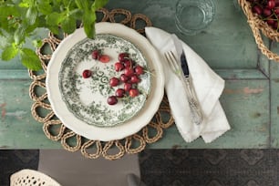 um prato branco coberto com cerejas em cima de uma mesa