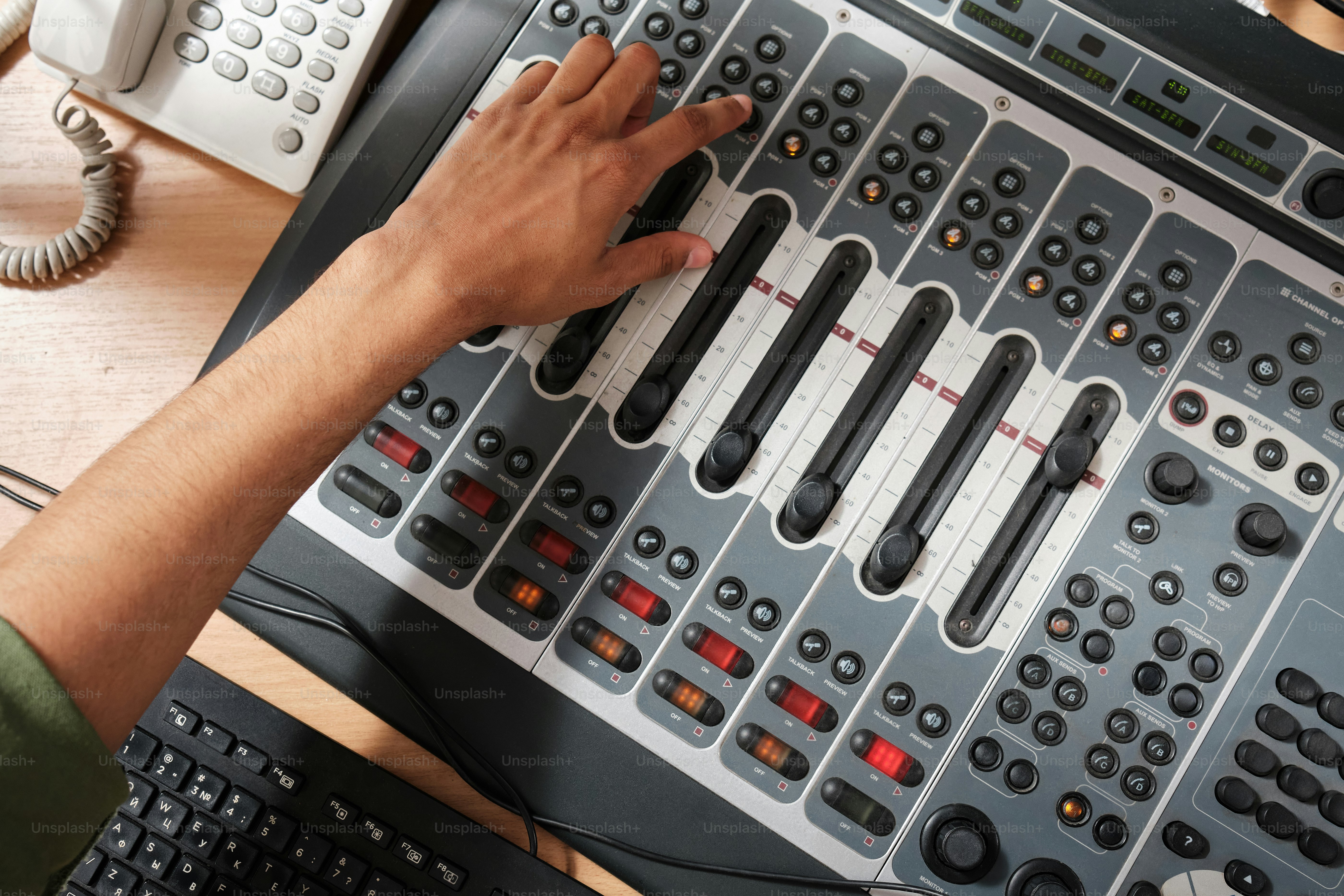 eine Person, die Knöpfe auf einem Resonanzboden drückt
