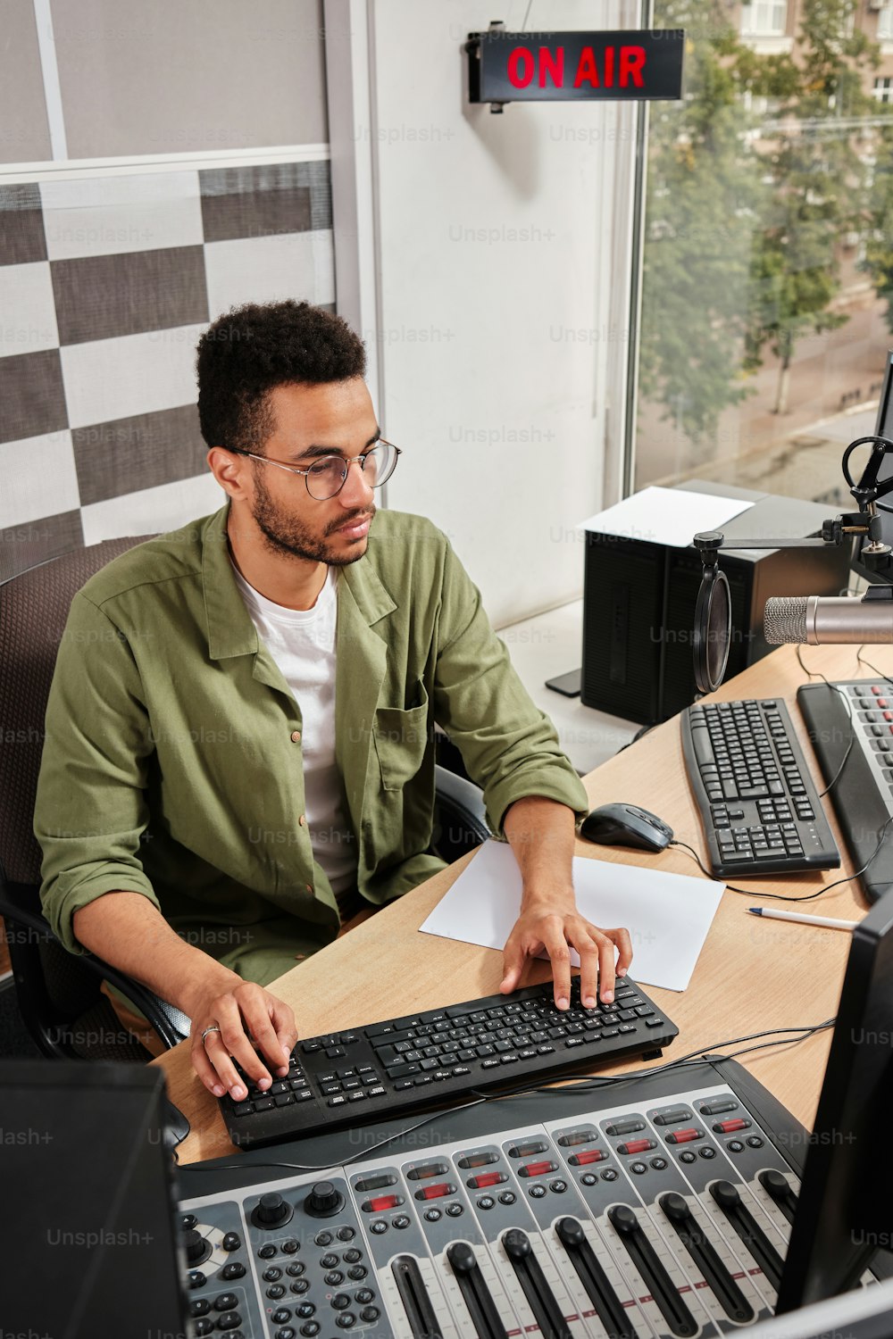 Ein Mann, der an einem Schreibtisch sitzt und an einem Computer arbeitet