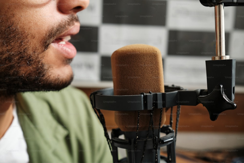 um close up de uma pessoa cantando em um microfone