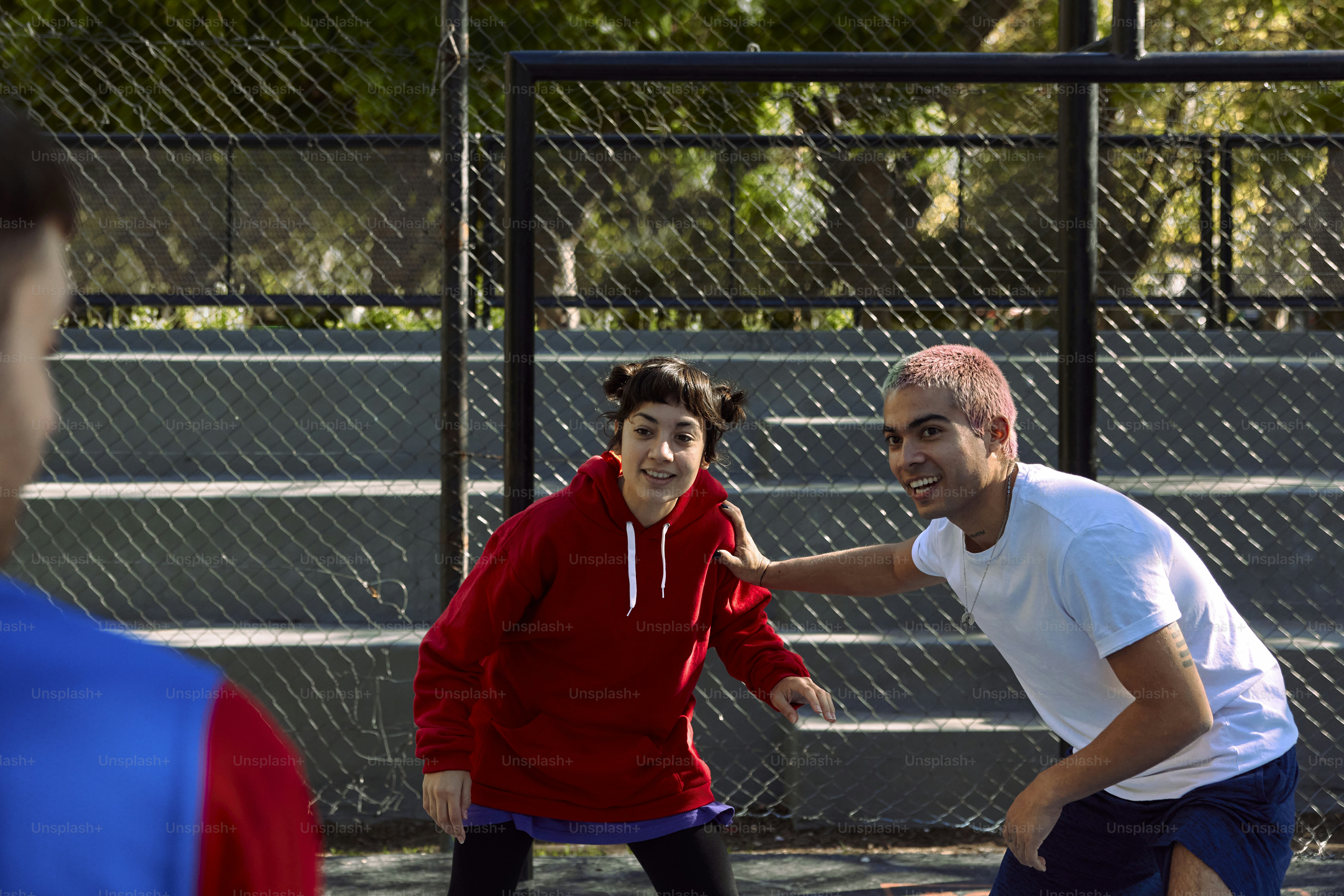 un paio di persone che stanno giocando una partita di tennis
