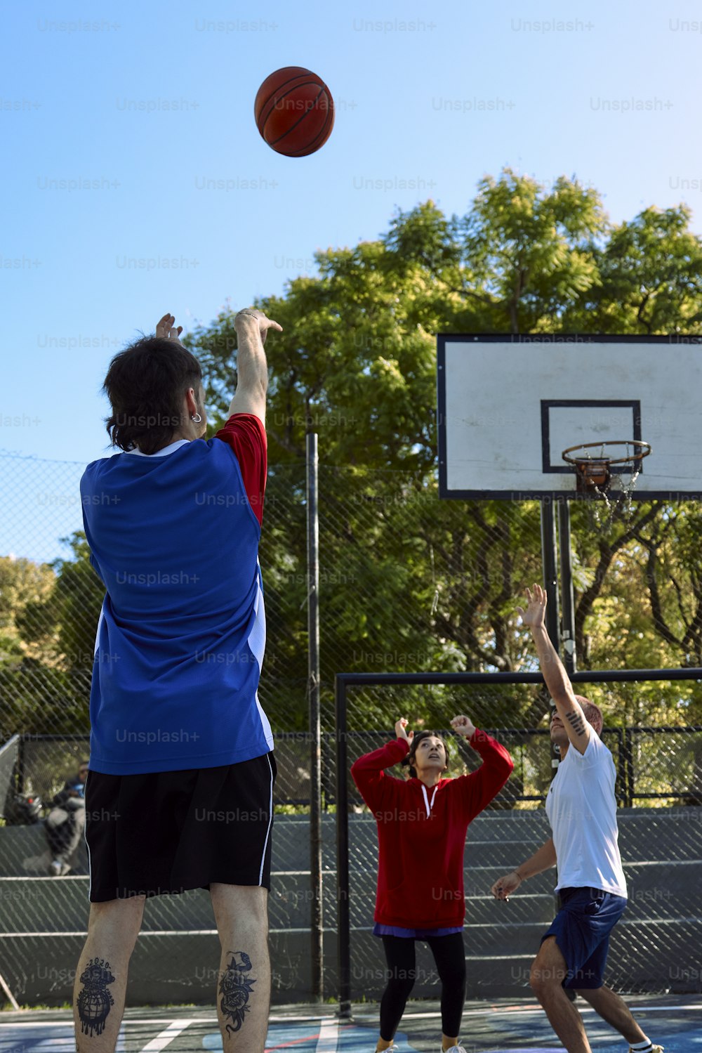 농구 경기를 하는 한 무리의 젊은이들