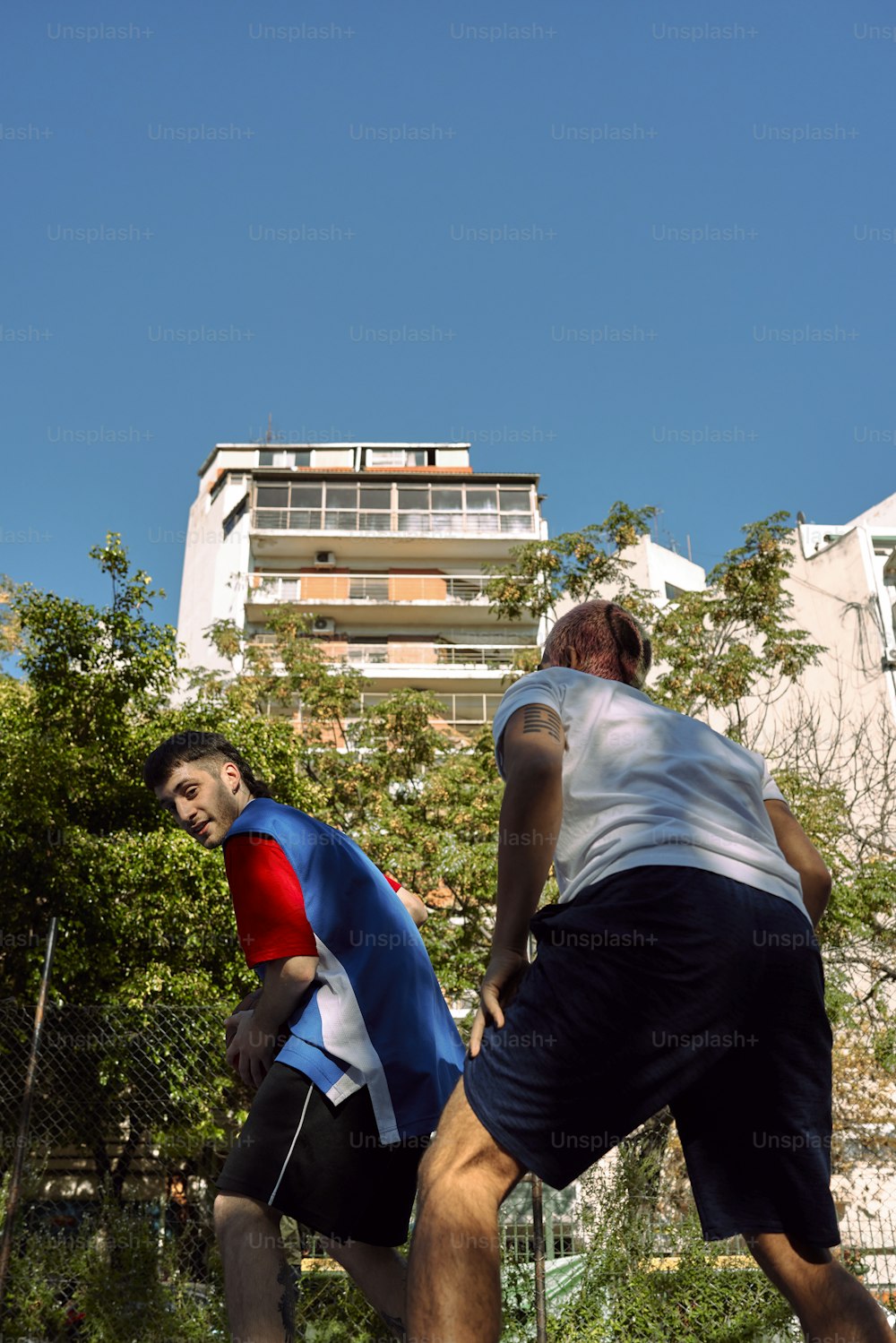 um casal de homens jogando um jogo de frisbee
