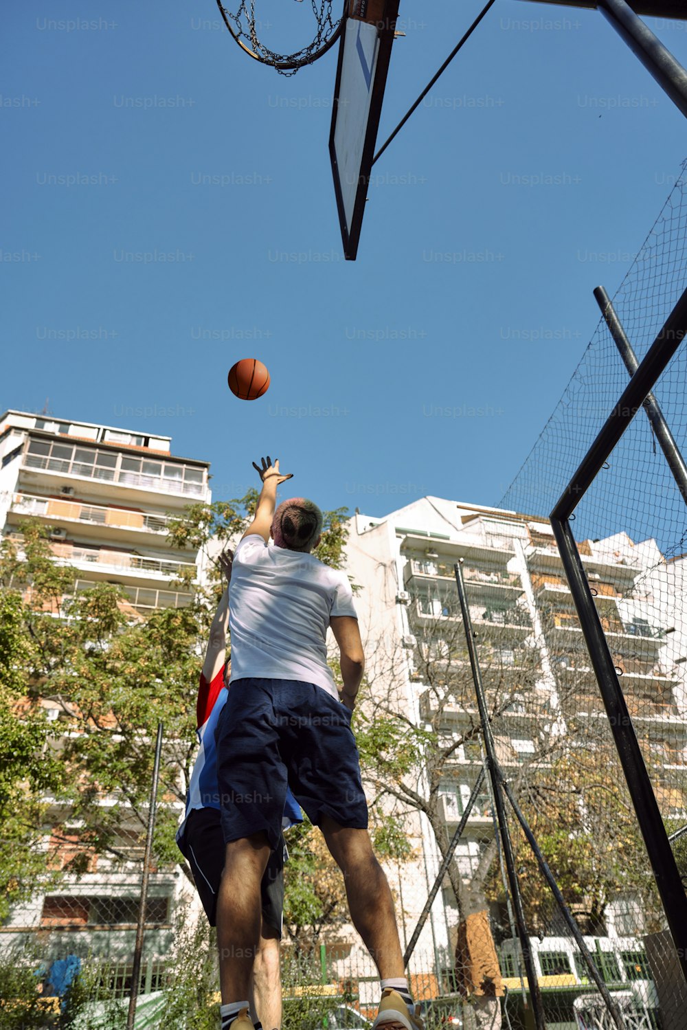Un hombre está jugando baloncesto en una cancha