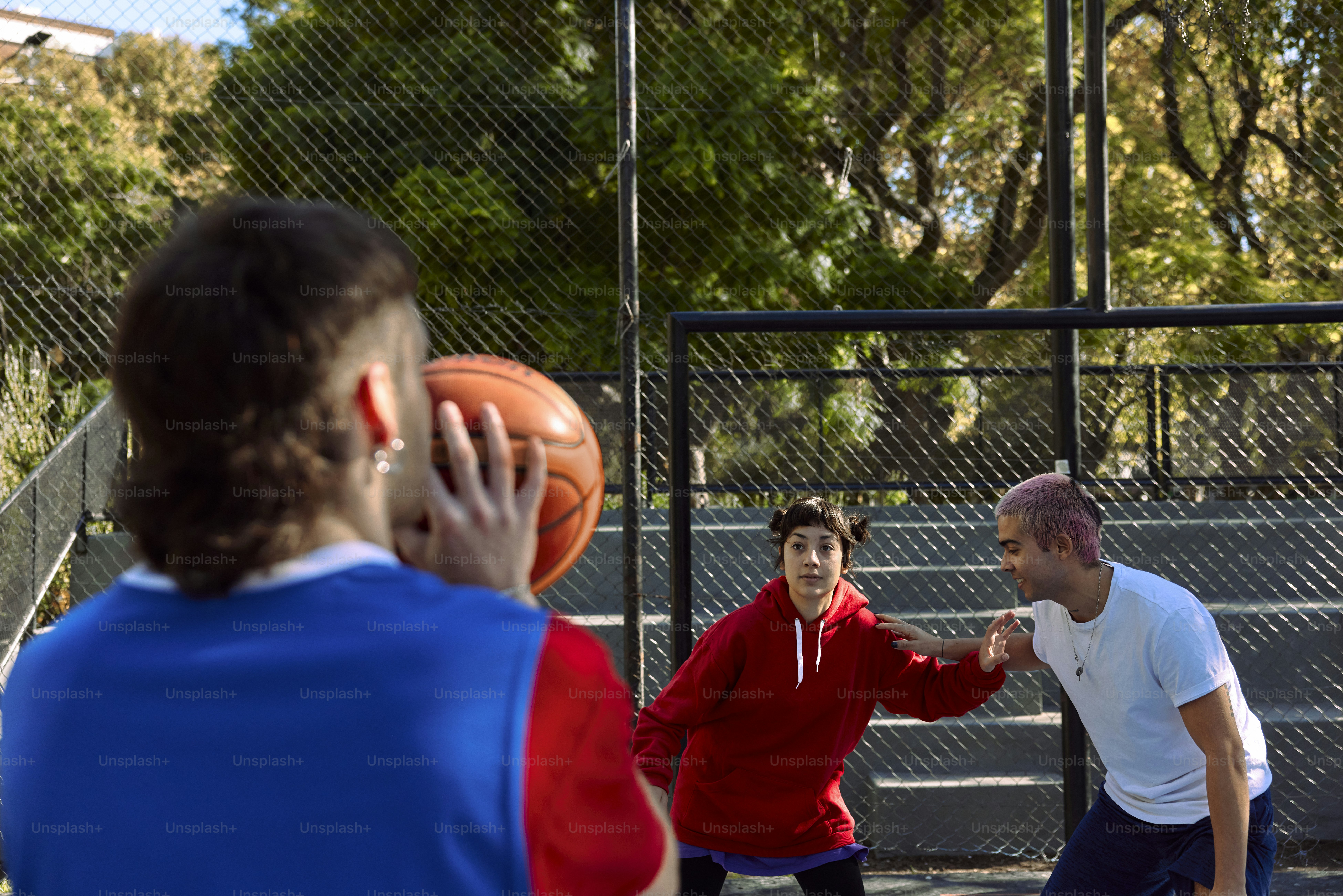 Un gruppo di giovani che giocano una partita di basket