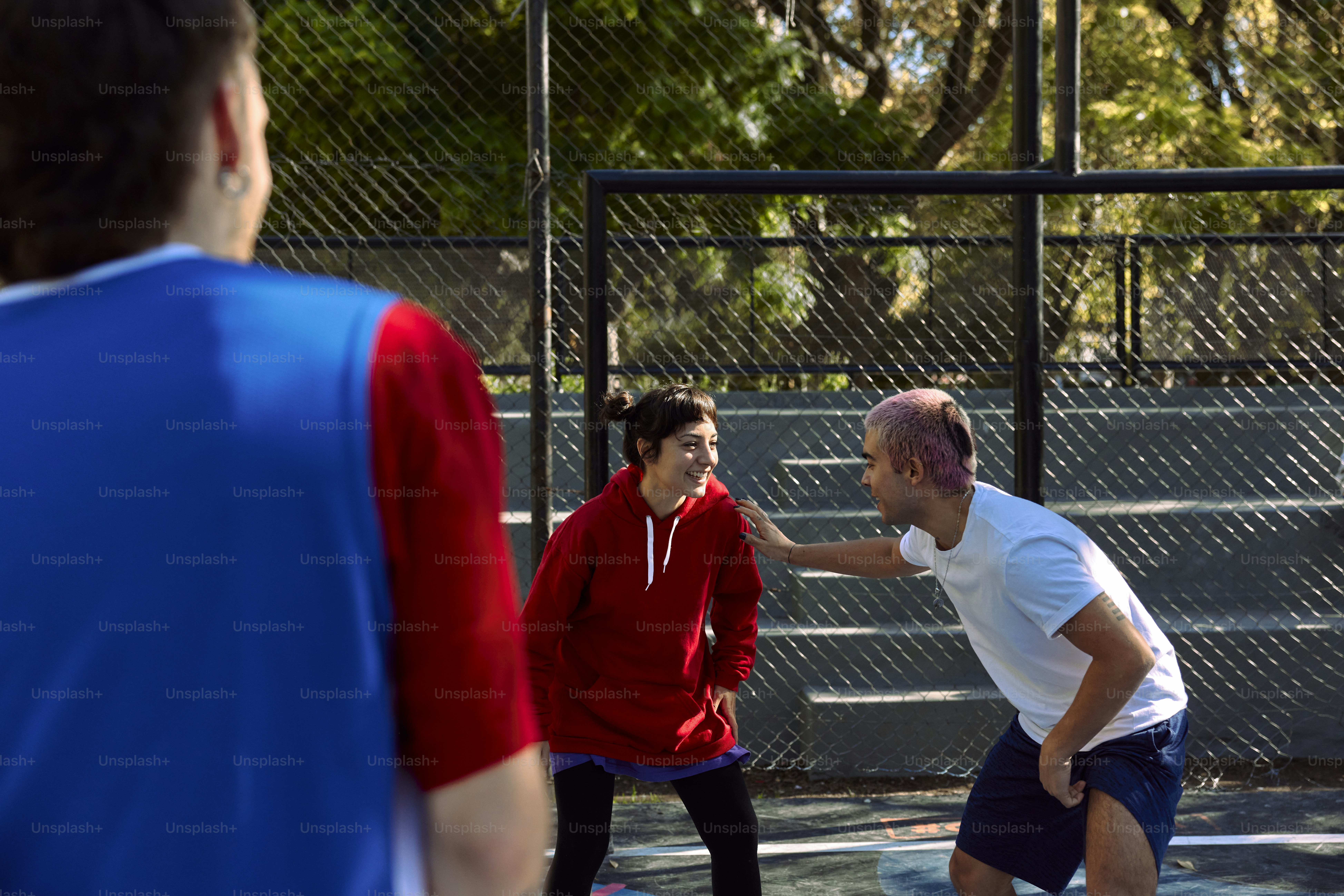 Un grupo de personas jugando un partido de tenis