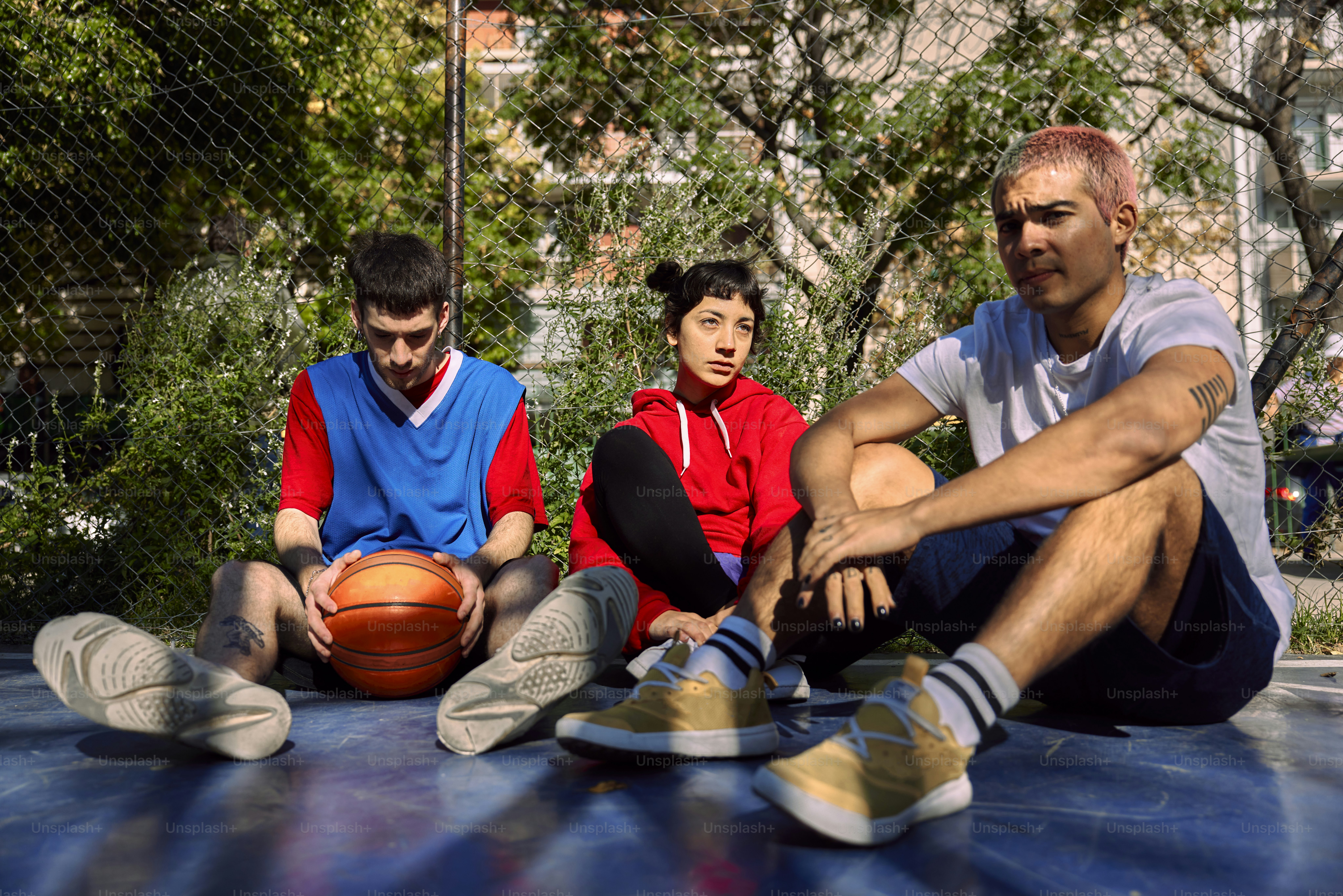 un groupe de personnes assises sur une bâche bleue