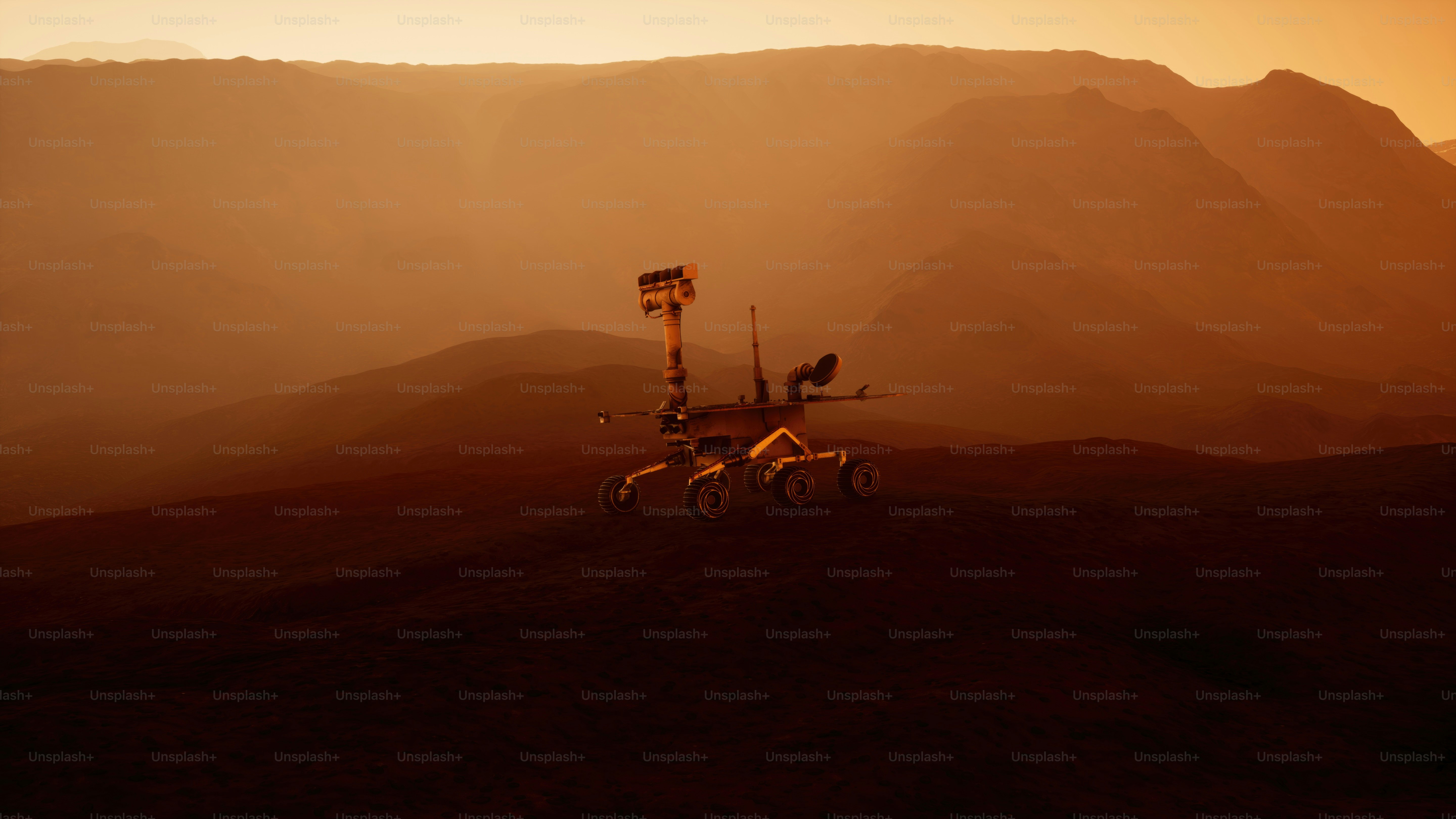 Un grande veicolo su un campo sterrato con le montagne sullo sfondo